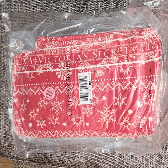 Victoria's secret Sherpa Blanket, Xmas theme - Picture 2 of 3